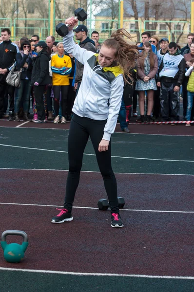 フィットネス Crossfit、オレンブルク、ロシアで女の子の競争します。 — ストック写真