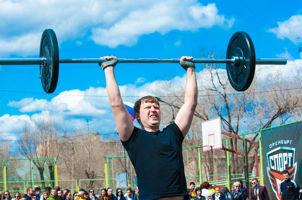 Gli uomini competono nel fitness Crossfit, Orenburg, Russia — Foto Stock