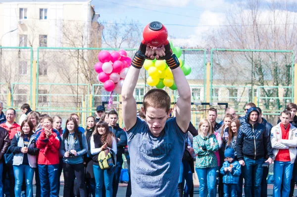Mężczyźni konkurować w fitness Krzyś, Orenburg, Federacja Rosyjska — Zdjęcie stockowe