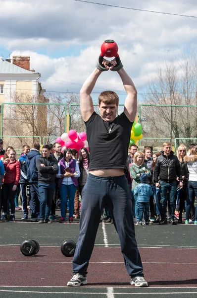 Los hombres compiten en fitness Crossfit, Orenburg, Rusia —  Fotos de Stock