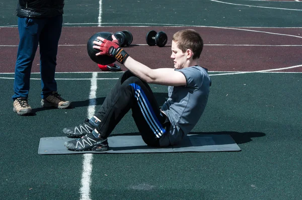 Men compete in fitness Crossfit, Orenburg, Russia — Stock Photo, Image