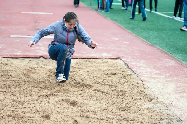 Ragazza esegue un salto in lungo — Foto Stock