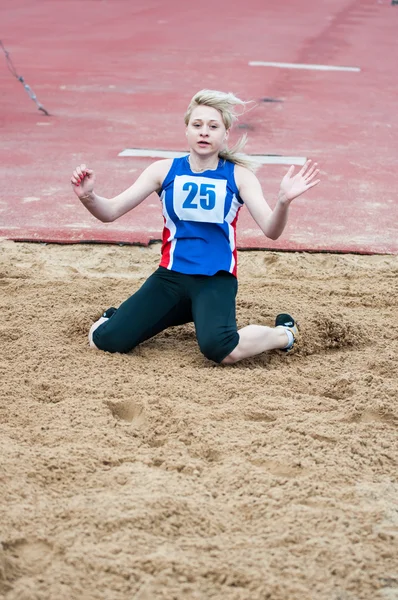 Ragazza esegue un salto in lungo — Foto Stock