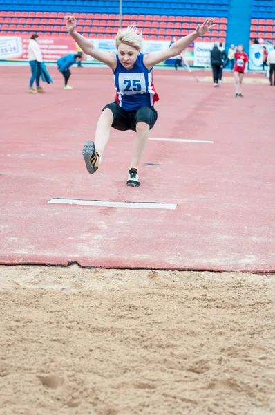 Ragazza esegue un salto in lungo — Foto Stock