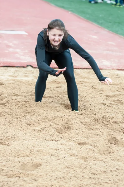 Ragazza esegue un salto in lungo — Foto Stock