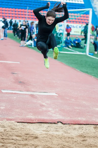 Girl performs a long jump — Stock Photo, Image