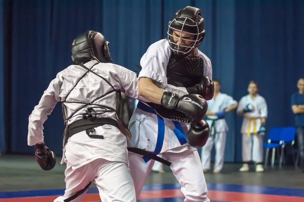 De jongens concurreren in de Kobudo, Orenburg, Rusland — Stockfoto