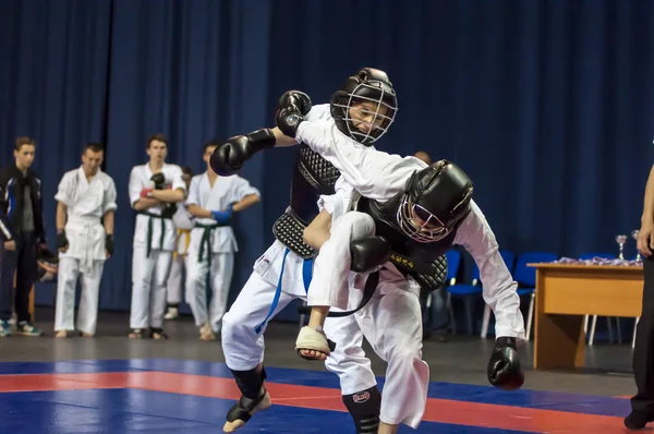 Pojkarna tävla i Kobudo, Orenburg, Ryssland — Stockfoto