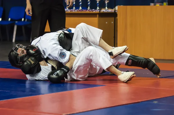 Los chicos compiten en el Kobudo, Orenburg, Rusia — Foto de Stock