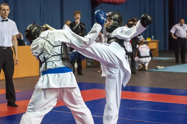 Pojkarna tävla i Kobudo, Orenburg, Ryssland — Stockfoto