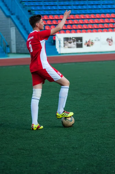 Pojat pelaavat jalkapalloa, Orenburg, Venäjä — kuvapankkivalokuva