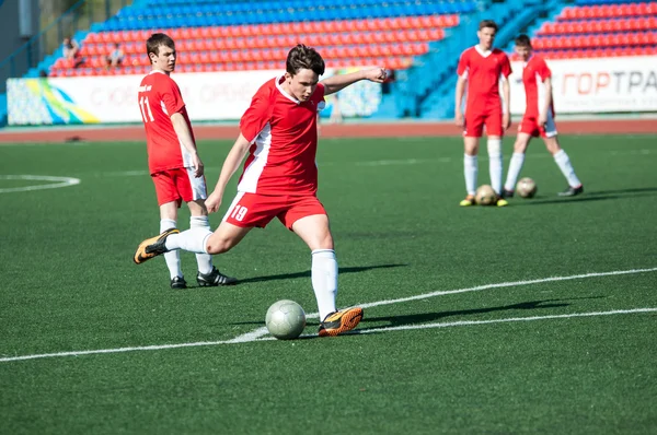 Die Jungen spielen Fußball, orenburg, russland — Stockfoto