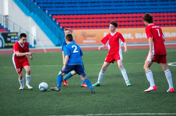 Pojkarna spelar fotboll, Orenburg, Ryssland — Stockfoto