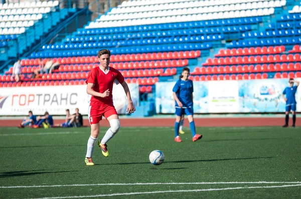 Os meninos jogam futebol, Orenburg, Rússia — Fotografia de Stock