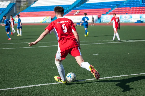 Los chicos juegan al fútbol, Orenburg, Rusia — Foto de Stock