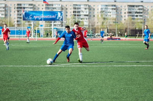 Os meninos jogam futebol, Orenburg, Rússia — Fotografia de Stock