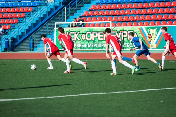Мальчики играют в футбол, Оренбург, Россия — стоковое фото