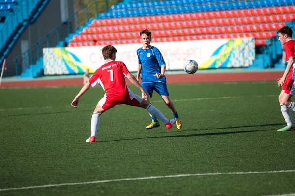 Los chicos juegan al fútbol, Orenburg, Rusia — Foto de Stock