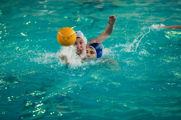 Pojkarna spelar i vattenpolo — Stockfoto