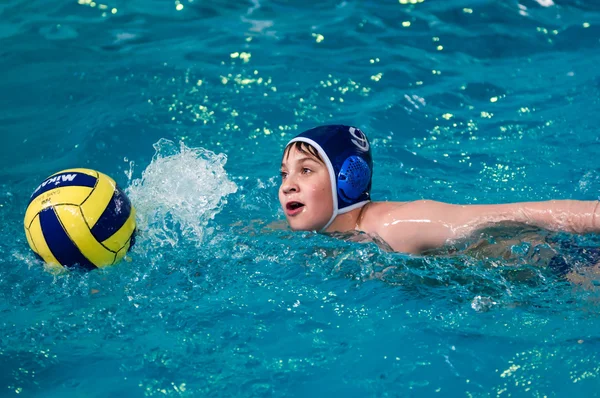 Die Jungen spielen im Wasserball — Stockfoto