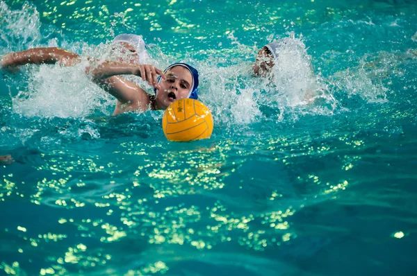 Die Jungen spielen im Wasserball — Stockfoto