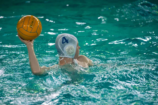 The boys play in water polo — Stock Photo, Image