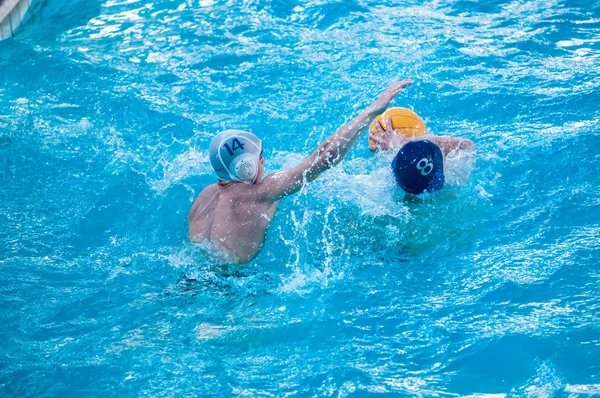 Die Jungen spielen im Wasserball. — Stockfoto