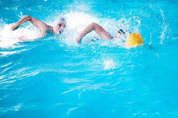 Pojkarna spelar i vattenpolo. — Stockfoto