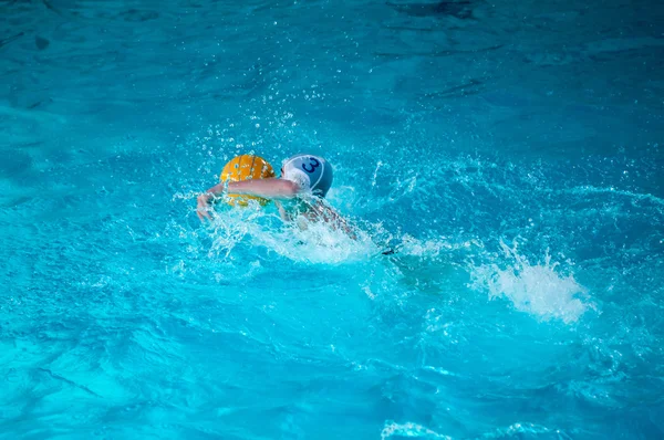 Die Jungen spielen im Wasserball. — Stockfoto