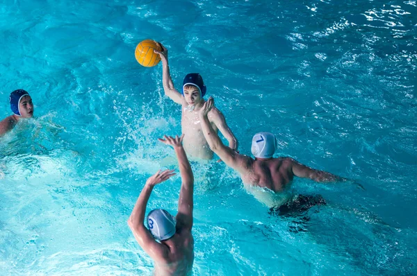 Die Jungen spielen im Wasserball. — Stockfoto