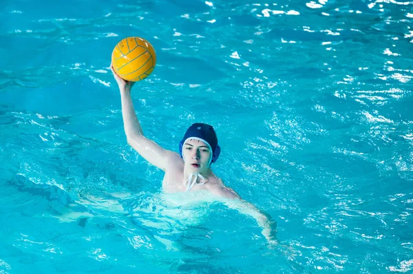 De jongens spelen in Waterpolo. — Stockfoto