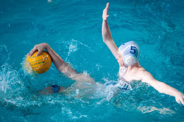 Pojkarna spelar i vattenpolo. — Stockfoto