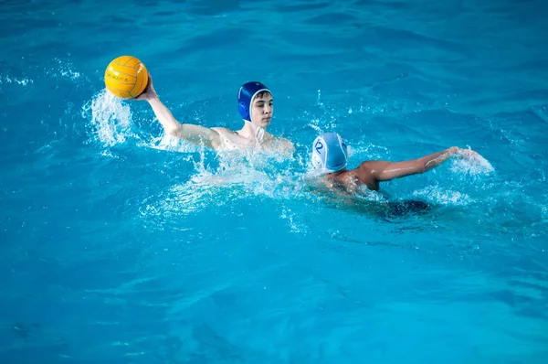 水球競技の少年を再生します。. — ストック写真