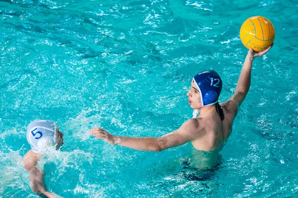 Die Jungen spielen im Wasserball. — Stockfoto