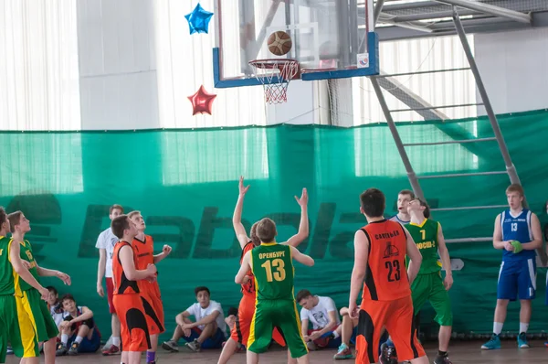 Meninos jogar basquete, Orenburg, Rússia — Fotografia de Stock