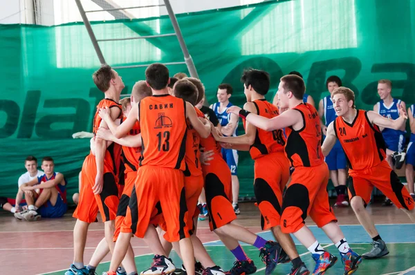 Los niños juegan baloncesto, Orenburg, Rusia — Foto de Stock