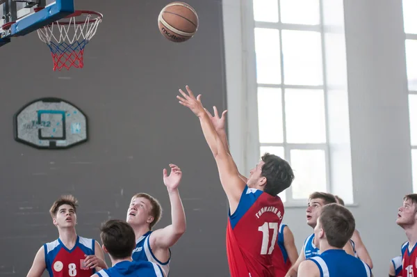 Anak laki-laki bermain basket, Orenburg, Rusia — Stok Foto