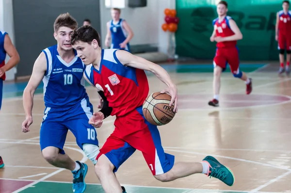 Boys play basketball, Orenburg, Russia — Stock Photo, Image