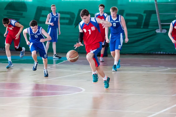 Jongens spelen basketbal, Orenburg, Rusland — Stockfoto