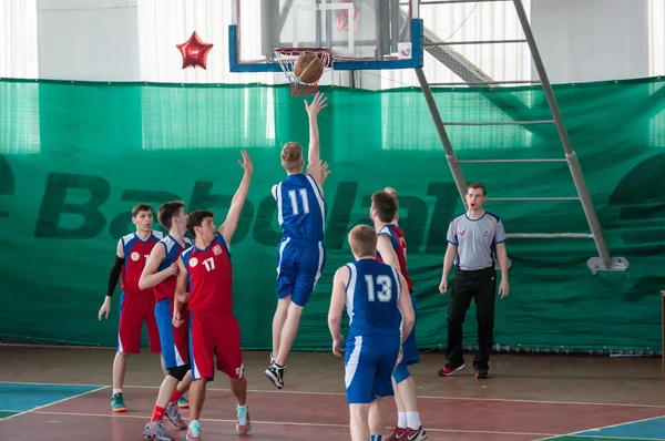 Jungen spielen Basketball, orenburg, russland — Stockfoto