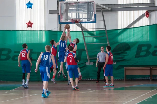 Boys play basketball, Orenburg, Russia — Stock Photo, Image