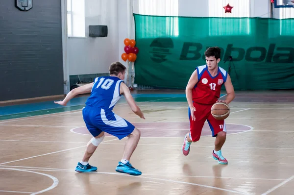 Jongens spelen basketbal, Orenburg, Rusland — Stockfoto