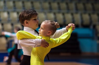 dans eden kız ve erkek