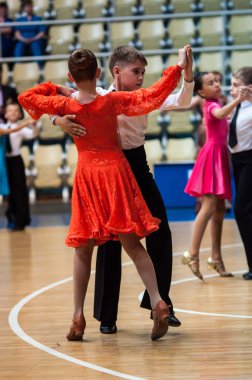 dans eden kız ve erkek