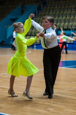 dans eden kız ve erkek