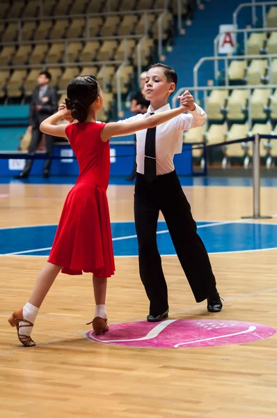 Dansende meisje en jongen — Stockfoto