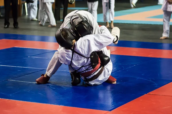 Die Jungs messen sich im Kobudo — Stockfoto