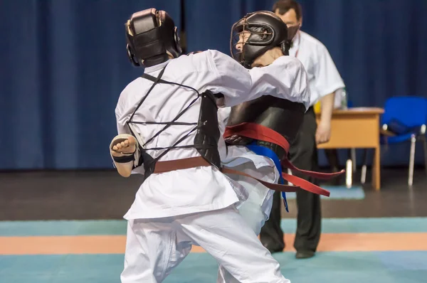 Pojkarna tävla i Kobudo — Stockfoto