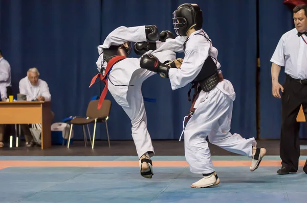 男孩子们在 Kobudo 中竞争 — 图库照片