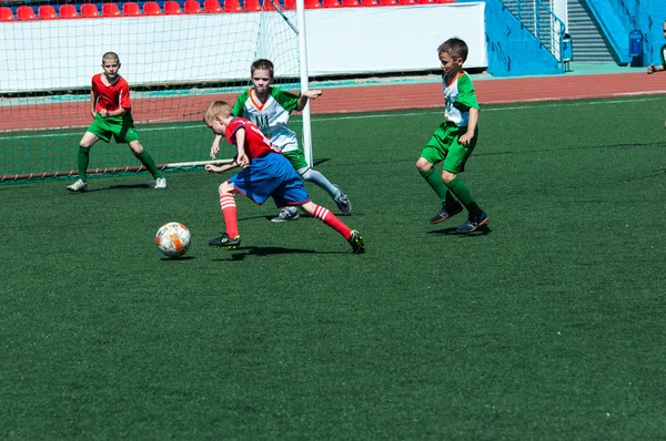 Los niños juegan fútbol —  Fotos de Stock